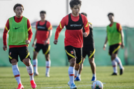 中国男足将在21日与申花过招 26日也就是本期集训结束前一天与上港交锋