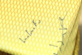 洛国富给球迷签名时还专门用拼音签下了自己的名字