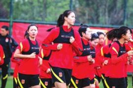 中国女足的姑娘们室外进行训练 对与韩国的奥预赛附加赛充满了信心