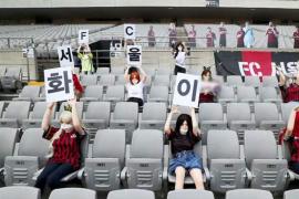 首尔主场把充气娃娃派上看台 韩国足球职业联盟对首尔FC做出处罚