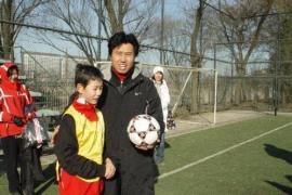 郝海东很少跟儿子提起自己当年的辉煌 潜移默化地引导郝润泽爱上足球