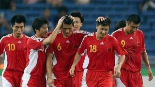 中国国家队向已经宣布退役的周海滨赠送国家队球衣
