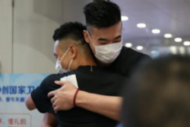 翟晓川在社交媒体上晒出了一张自己在机场迎接李慕豪的照片