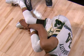 NBA季后赛继续进行 字母哥崴脚 他躺在地上 十分痛苦