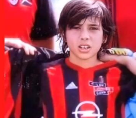 意大利天才新星近日通过社交媒体晒出了他童年时身穿米兰球衣的照片
