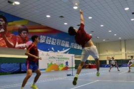 山东省第十届全民健身运动会羽毛球比赛 位于潍坊的山东鲁能泰山足球学校拉开战幕