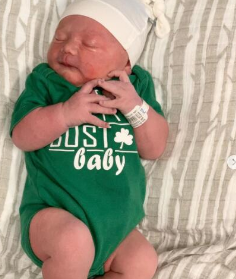 罗宾海沃德在她的社交媒体上晒出了一位新生婴儿的照片