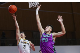 山东男篮再次迎来一场CBA常规赛他们的对手是新疆男篮