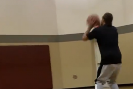 多家权威媒体都晒出了德隆蒂韦斯特重返篮球馆打球的视频