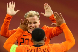 荷兰国脚唐尼范德贝克在曼联机会屈指可数