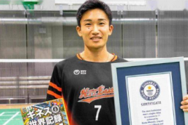 桃田贤斗在其个人社交动态中晒出了一张他手捧世界吉尼斯纪录组织