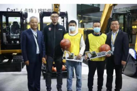 海篮球名宿上海久事男篮领队刘炜现身上海新国际博览中心