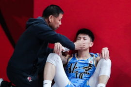 北京队后卫刘晓宇在一次防守时鼻子部位被对手肘部打到