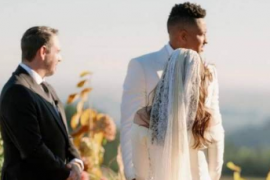 开拓者球星CJ麦科勒姆晒出了多张去年自己和妻子在婚礼现场的照片