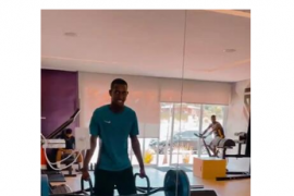 广州队外援塔利斯卡在社交平台上晒出了自己在健身房训练的视频
