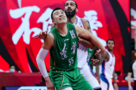 在辽宁男篮和四川队本赛季第一次交手中韩德君被哈达迪全面压制