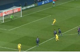 在巴萨欧冠出局之战中梅西在上半场最后时刻踢丢了点球