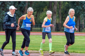 4位80岁以上的奶奶组队挑战4X800米接力以26分3秒52创下世界纪录
