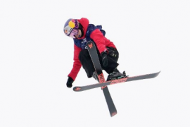 选手谷爱凌在举行的自由式滑雪世锦赛大跳台项目上摘铜