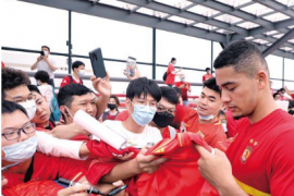 在球队开放日当天广州队在数百名球迷的见证下进行了一场公开训练