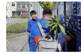 在申花的出征仪式上球队前锋杨旭背上了一件盆栽引起了很多球迷热议