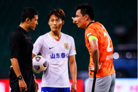 39岁的中超金哨张雷从19年至今2年内执法了深圳队的6场比赛