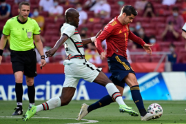西班牙与葡萄牙踢成平局莫拉塔在本场比赛首发出场