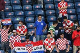 在比赛中的看台上球迷身穿上海申花的球衣站在了一些克罗地亚球迷阵中