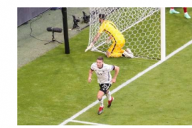 德国队碾压欧洲杯卫冕冠军葡萄牙队的比赛结束后戈森斯的手机爆了