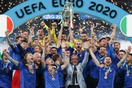 成功拿下欧洲杯冠军赛后疯狂庆祝冠军时刻