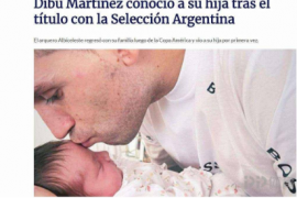 阿根廷门神马丁内斯第一次见到了自己刚出生的女儿