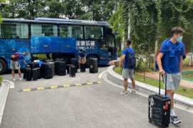 申花全队搭乘两辆大巴车抵达苏州太美香谷里酒店