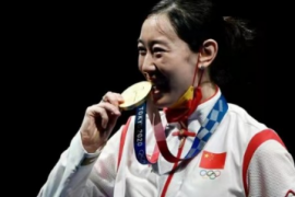 女子重剑个人赛的决赛中孙一文帮助队夺得了东京奥运会的第三枚金牌