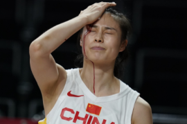 王思雨和澳大利亚女篮队员发生碰撞额头磕破血流不止