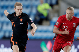 荷兰队前往客场对阵挪威上半场哈兰德反越位成功