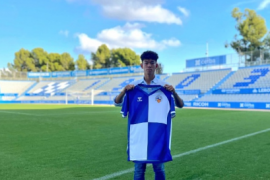 17岁的国青队长何小珂正式加盟西班牙的萨瓦德尔U19A队