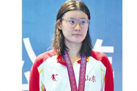 选手辛鑫在第十四届全运会马拉松游泳女子10公里比赛中摘金