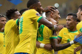 巴西在南美世预赛第12轮主场迎战乌拉圭上半场内马尔拉菲亚破门