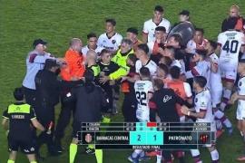 阿根廷联赛4名球员和1名主帅因比赛中与警察冲突被捕