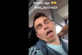 阿根廷门将马丁内斯在大巴车上睡着，被队友整蛊拍下丑照传上网