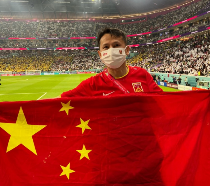 “退钱哥”到世界杯揭幕战现场举中国国旗 没有中国队仍有中国的影子